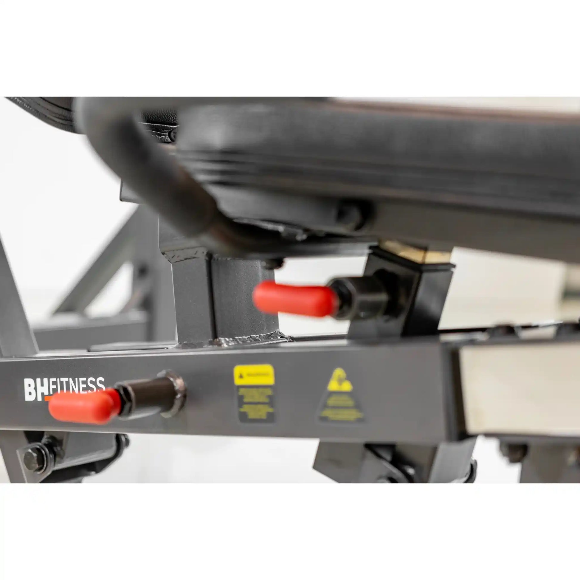 Adjustable levers on weight bench